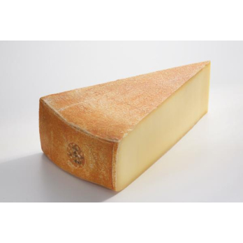 Haus-Bergkäse 5 M, vom Keil geschnitten
